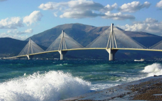 Мост Рио-Антирио через Коринфский залив в Греции.