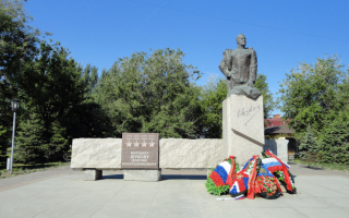 Памятник маршалу Жукову в Волгограде