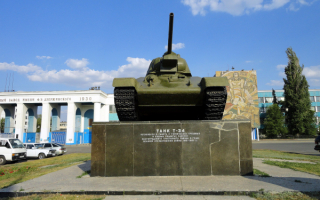 Танк Т-34 у тракторного завода в Волгограде
