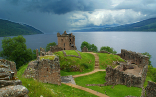 Замок Уркухарт на озере Лох-Несс в Шотландии