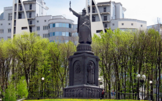 Памятник князю Владимиру в Белгороде