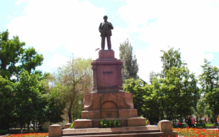 Памятник Ленину  на площади Революции в Самаре