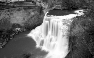 Черно-белая картинка водопада