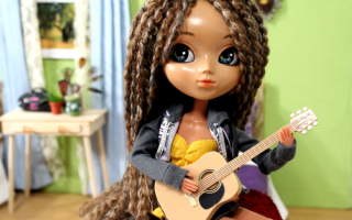 Кукла с гитарой