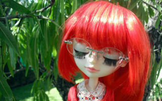 Кукла с красными волосами