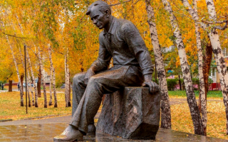 Памятник Василию Шукшину в Барнауле