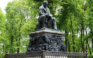 Памятник И. А. Крылову в Летнем саду в Санкт-Петербурге