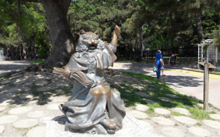 Скульптура ученого кота в  Геленджике