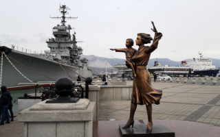 Памятник женам моряков в Новороссийске