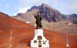 Статуя Христа Искупителя на перевале Бермехо в Андах