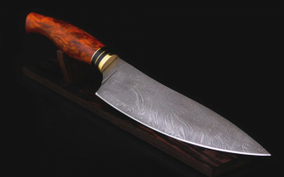 Кухонный нож с дервянной рукоятью