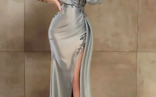 Вечернее атласное платье с высоким разрезом и шлейфом