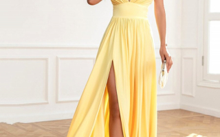 Вечернее классическое желтое длинное платье  с V-образным вырезом и высоким разрезом