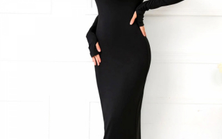 Черное платье миди сглубоким вырезом и длинными рукавами