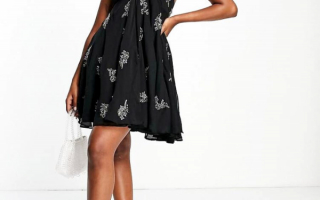 Черное платье мини с цветочным принтом