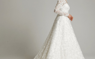 Кружевное свадебное платье с  длинным шлейфом