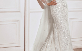 Кружевное свадебное платье силуэта русалка с длинными облегающими рукавами и длинным шлейфом