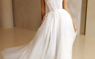 Свадебное платье с открытым лифом и воздушным шлейфом .