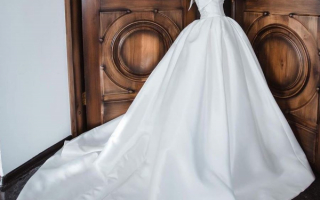Свадебное платье с приталенным корсетом и пышной юбкой с длинным шлейфом