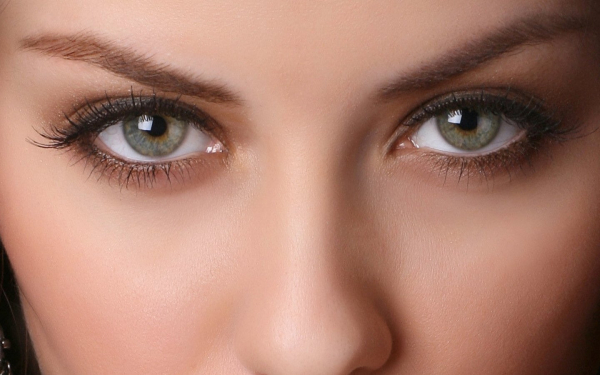 Красивые серые глаза