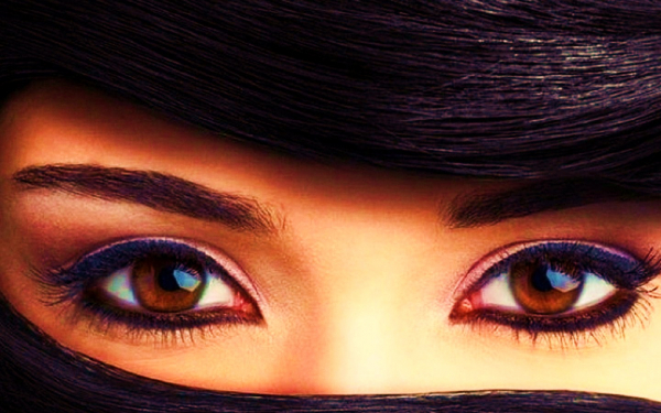 Карие глаза.