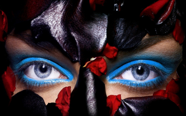 Глаза под маской.