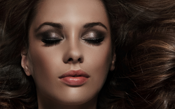 Закрытые глаза девушки.