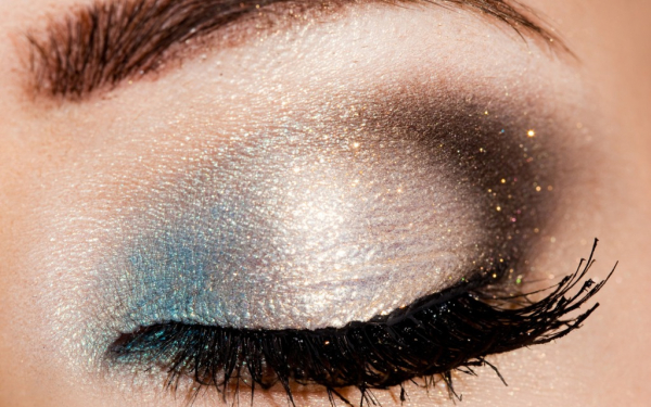 Закрытый глаз.