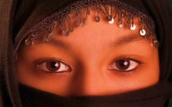 Карие глаза восточной девушки.