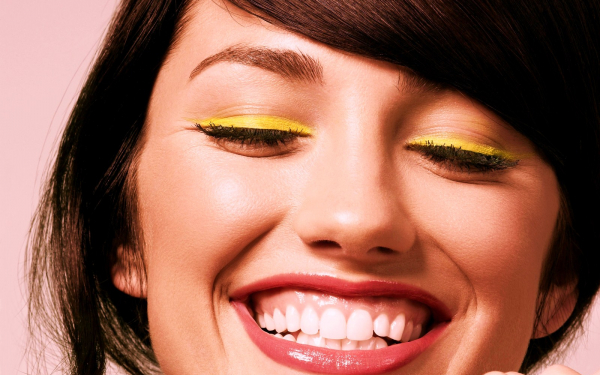 Улыбка с закрытыми глазами.