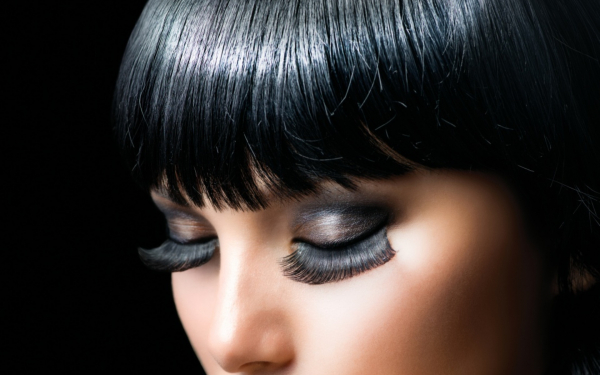 Закрытые глаза с длинными ресницами