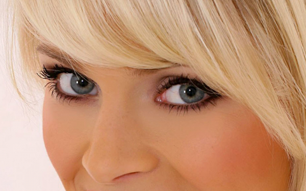 Озорные глаза блондинки