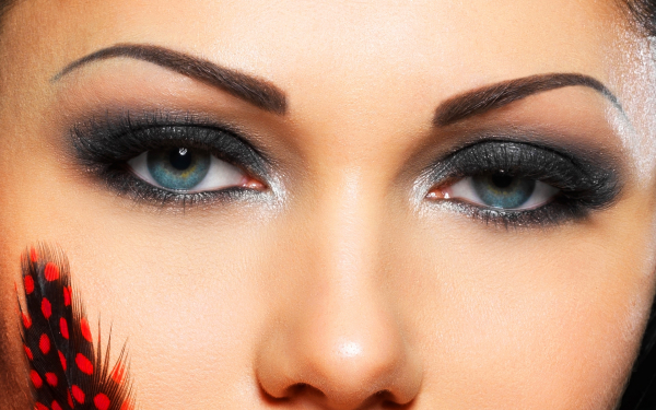 Серые глаза с макияжем