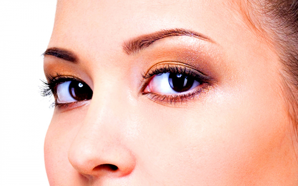 Темно-карие глаза