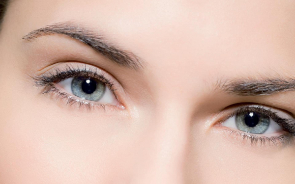 Легкий макияж для серых глаз