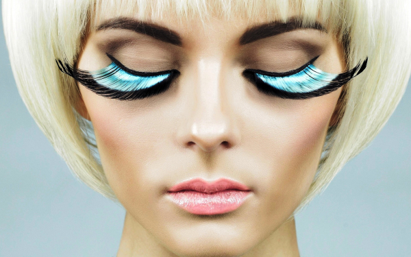 Глаза с цветными ресницами