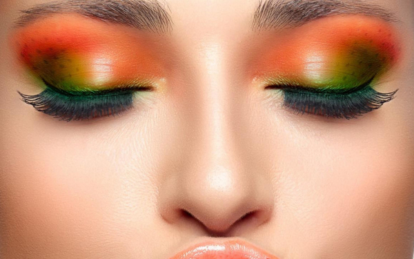 Закрытые глаза с макияжем