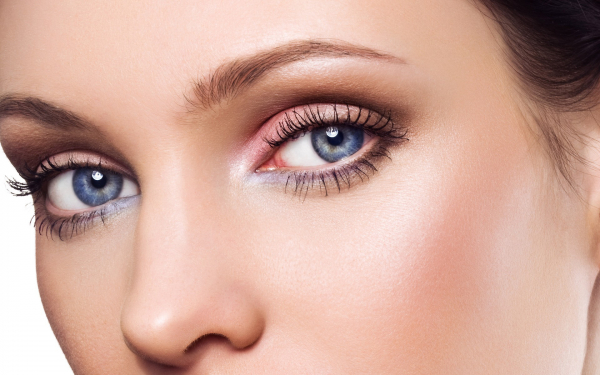 Серо-голубые глаза с макияжем