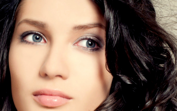 Глаза брюнетки