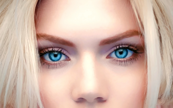 Голубые глаза блондинки