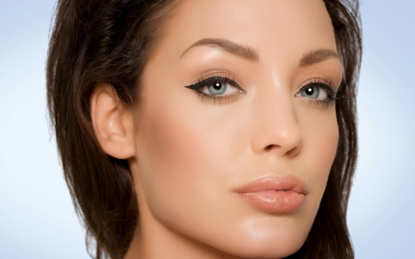 Красивые серые глаза