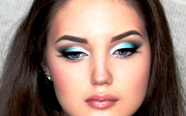 Грустные серые глаза