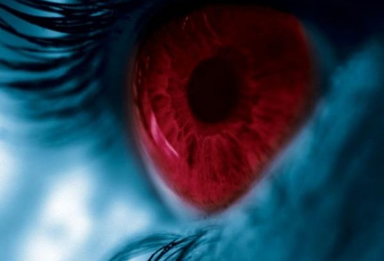 Налитый кровью глаз