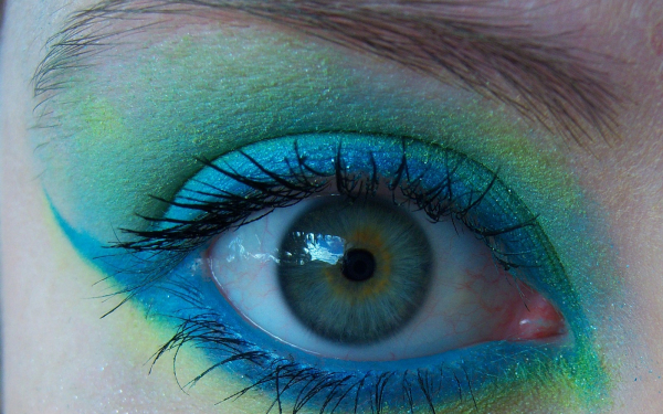 Голубой макияж глаз