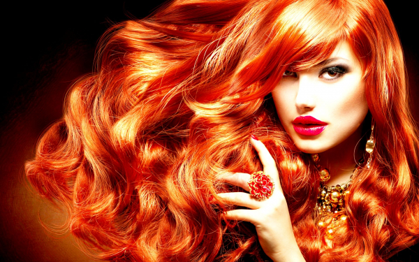 Красивая гламурная девушка