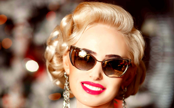 Гламурная блондинка в солнечных очках