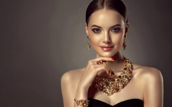 Красивая гламурная девушка с ювелирной бижутерией