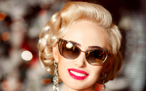 Гламурная блондинка в солнечных очках