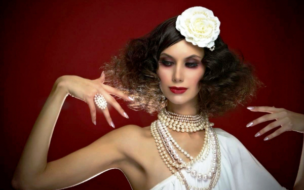 Гламурная девушка в жемчуге