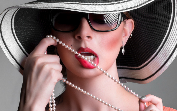 Гламурная девушка в шляпе